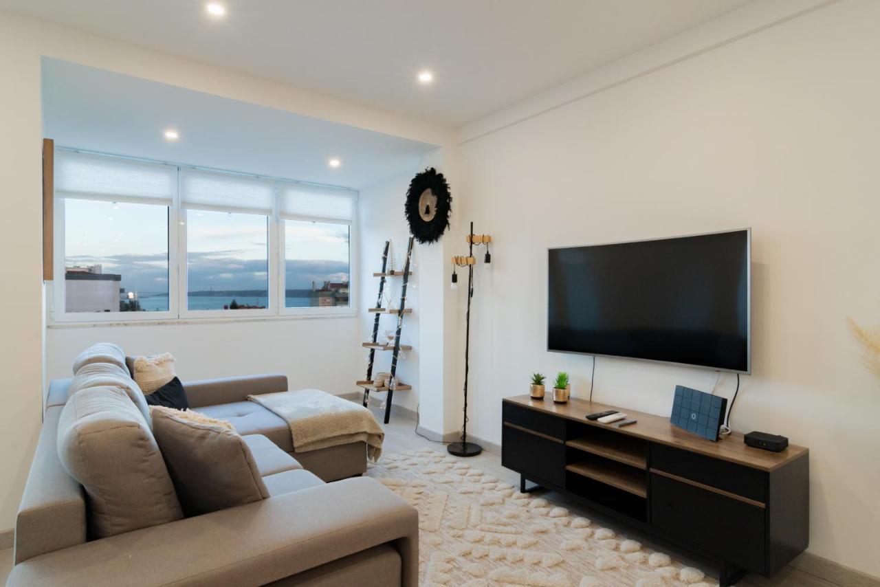 Stylish Apartment W/ River View By Lovelystay Oeiras Exterior photo